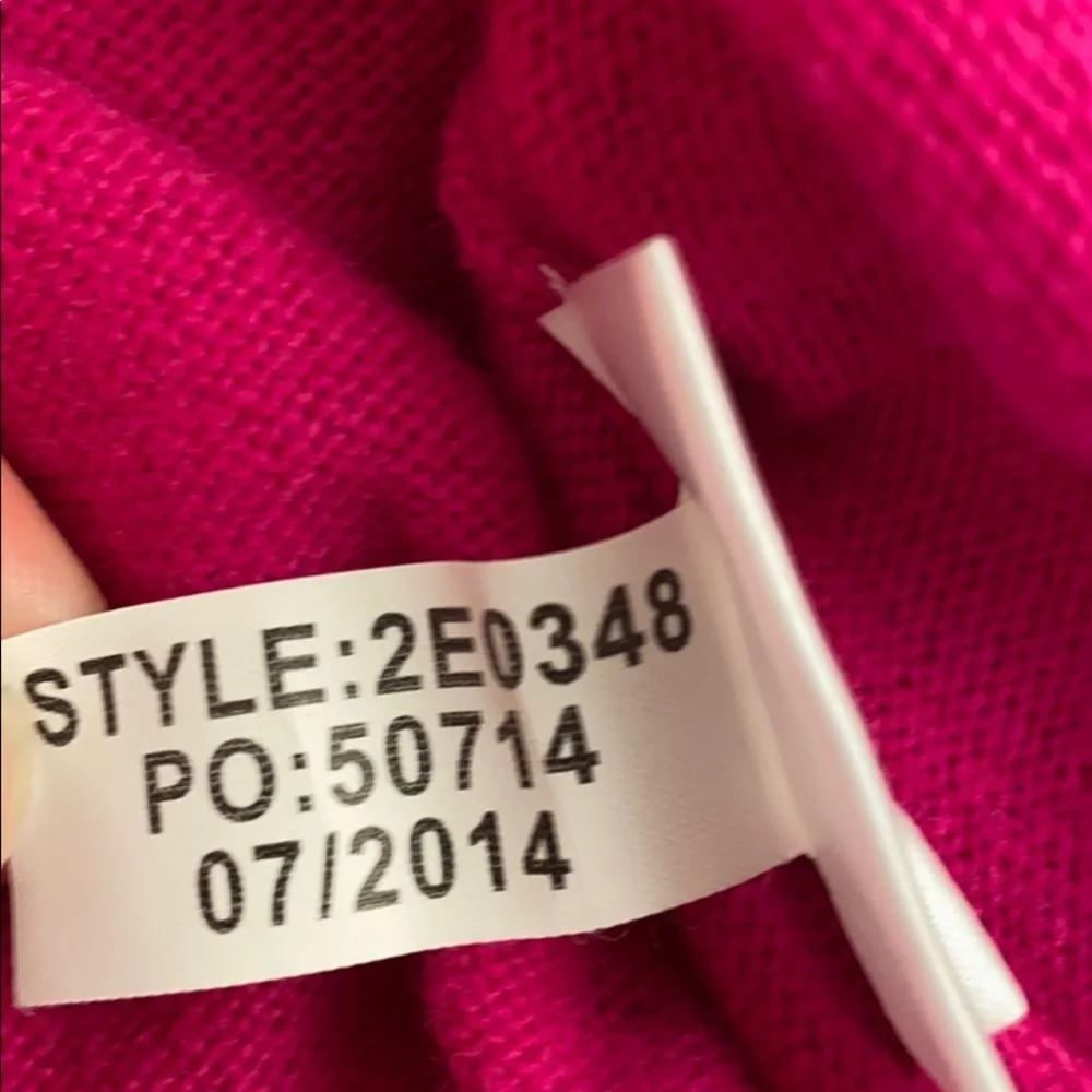 Vineyard Vines magenta v-neck sweater M